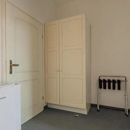 Πανσιόν Fuer Monteure In Dresden, Mit Eigenem Bad Und Grosser Gemeinschaftskueche