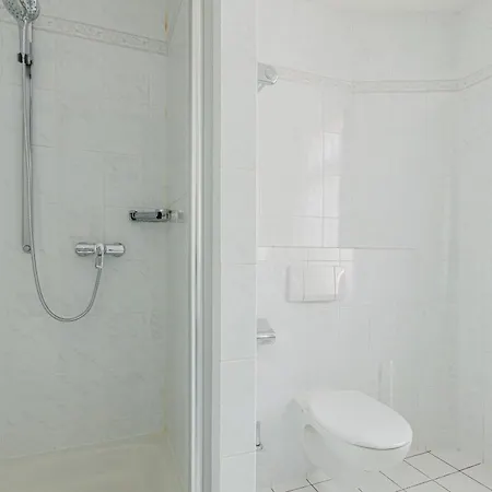 Fuer Monteure In Dresden, Mit Eigenem Bad Und Grosser Gemeinschaftskueche ゲストハウス 3*