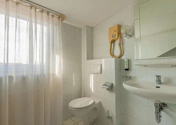 Fuer Monteure In Dresden, Mit Eigenem Bad Und Grosser Gemeinschaftskueche ゲストハウス 3*