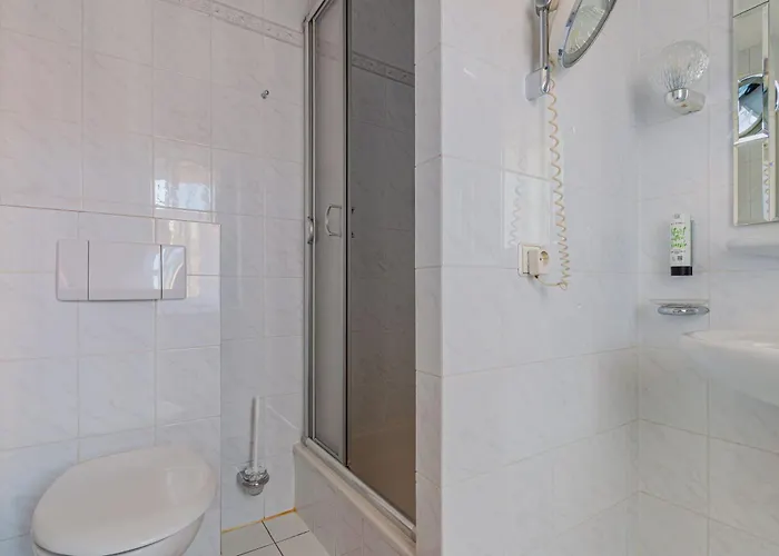 Vendégház Fuer Monteure In Dresden, Mit Eigenem Bad Und Grosser Gemeinschaftskueche 3*