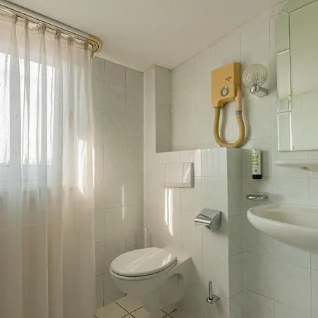 Fuer Monteure In Dresden, Mit Eigenem Bad Und Grosser Gemeinschaftskueche ゲストハウス 3*